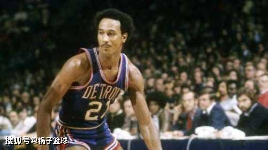 詹姆斯第15次中国行人气依旧爆棚，为上海交大球赛开球并与同学互动