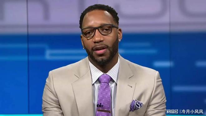 热爱皆平等，河南球迷赛前在球场外声援阿奇姆彭