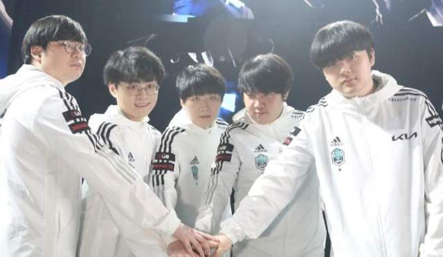 官方：帕尔马签下38岁西班牙门将瓜伊塔，顶替受伤的铃木彩艳