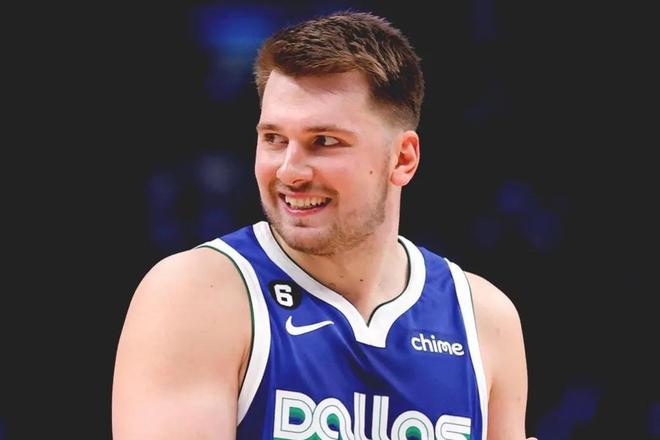 戴着膝盖护 戴着膝盖护